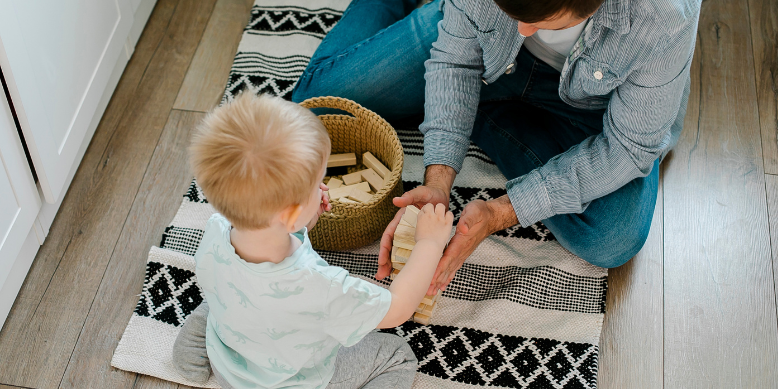 Mann spielt mit Kind - Begleiteter Umgang
