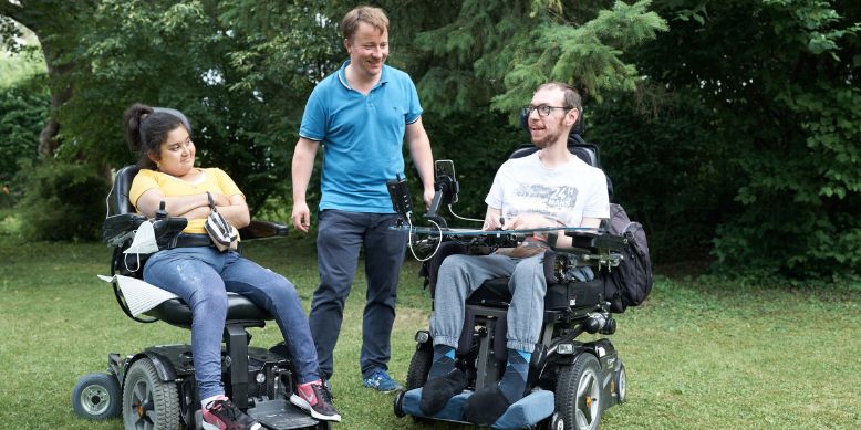 Bewohner der Stiftung Pfennigparade im Garten