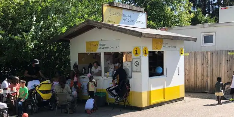 Louise engagiert sich ehrenamtlich beim Lighthouse Welcome Center