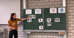 Ehrenamtsgeschichte über die Freiwillige Jenni in einer Schule zum Thema "Zeichen gegen Mobbing"