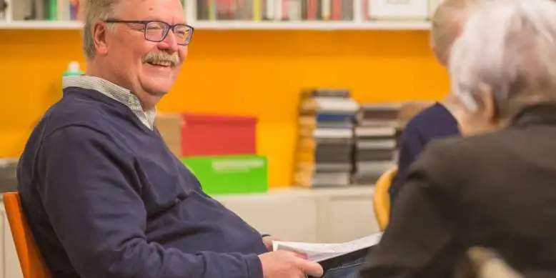 Ehrenamtlicher in Lyrikstunde für sehbehinderte und Blinde Seniorinnen