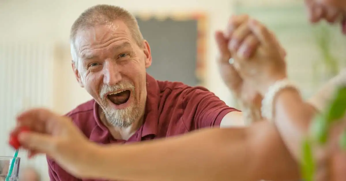 christoph freut sich auf den spieleabend mit petra