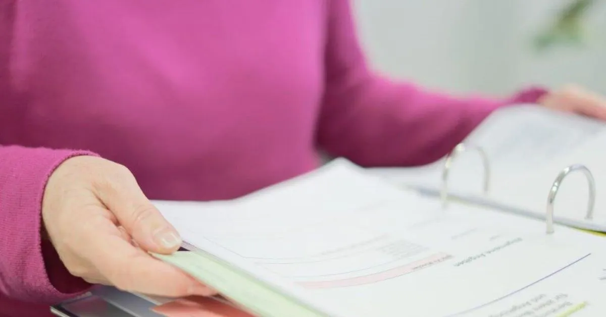 Frau mit offenem Ringbuchordner