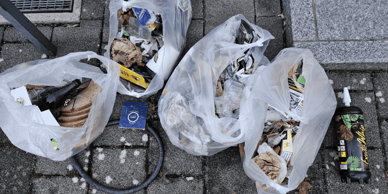 vier Tüten voll eingesammeltem Plastikmüll