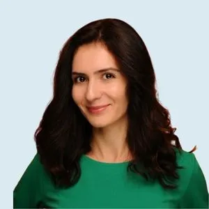 freiwillige mit grünem pullover und brauen langen haaren