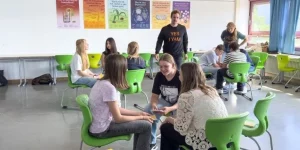 Freiwilliger im Workshop mit Schüler:innen zum Thema Mental Health