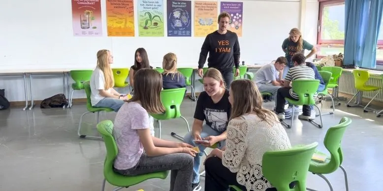 Marius bietet ehrenamtlich für die Mental Health Initiative YAM Workshop an Münchner Schulen an