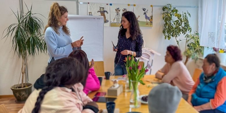 gruppe frauen trifft sich zum sprachcafe des frauentherapiezentrums