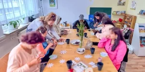 gruppe frauen trifft sich im sprachcafe des frauentherapiezentrums