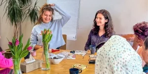 viele Frauen im sprachcafe im frauentherapiezentrum